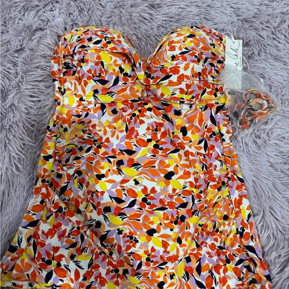 Women's Twist Front
Bandeaukini Swim Top Sz : M - Picture 7 of 11